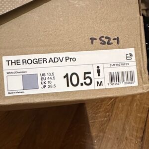 THE ROGER ADV Pro White Athletic Shoes